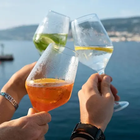 Botel Bea Boat Charter